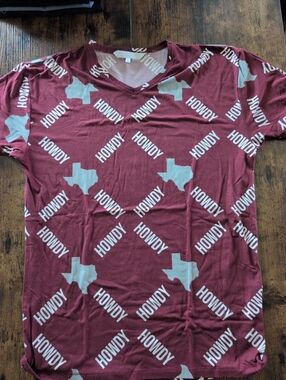 Maroon 'Howdy' Graphic Tee with Texas Print Aggies